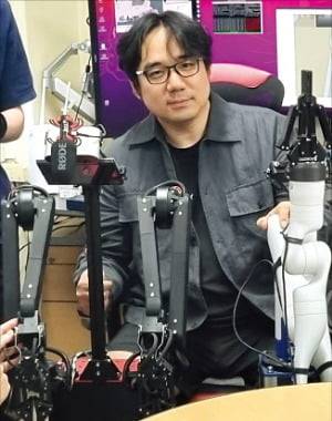 13일 이승준 부산대 교수가 연구실에서 대회 순간을 복기하고 있다. 국제 로봇대회에서 우승한 가정용 로봇 ‘아누비스’는 새로운 가능성을 보여줬다는 평가를 받고 있다.  /민건태 기자