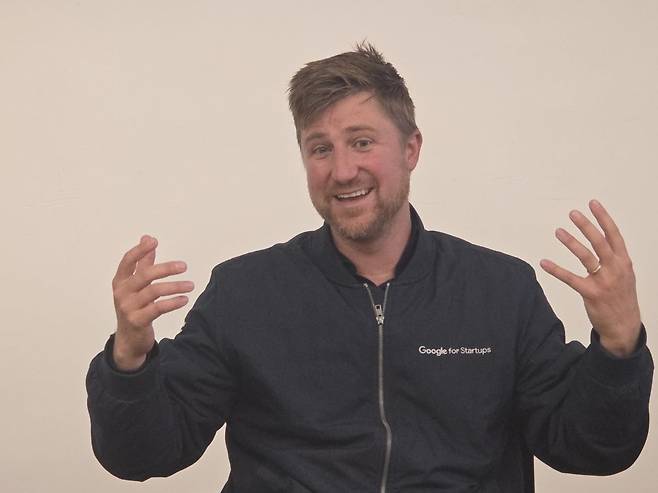 맷 라이드나워 구글 스타트업 엑셀러레이터 총괄이 13일(현지시간) 미국 캘리포니아주 마운틴뷰 구글 본사에서 취재진에게 구글의 스타트업 투자 전략을 설명하고 있다. /사진=김인엽 특파원