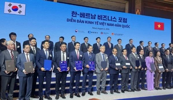 이미지스 김정철 대표이사(앞줄 왼쪽 첫번째), CT그룹 회장(앞줄 왼쪽 두번째)를 비롯해 한국과 베트남 양국 정부·기관·기업인들이 기념 촬영을 하고 있다.