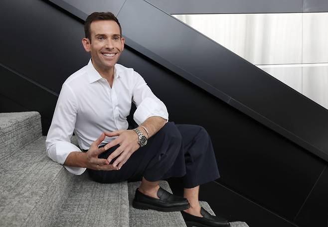 뮤지컬 ‘위대한 개츠비’의 폴 테이트 드푸 무대 디자이너가 지난 5일 서울 강남구 GS아트센터에서 한국경제신문과 인터뷰 전 포즈를 취하고 있다./사진=김범준 기자