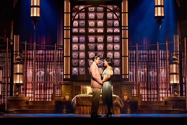 제이 개츠비 역의 매트 도일과 데이지 뷰캐넌 역의 센젤 아마디. 무대는 수십벌의 셔츠가 진열된 개츠비의 침실로 꾸며졌다./사진=오디컴퍼니