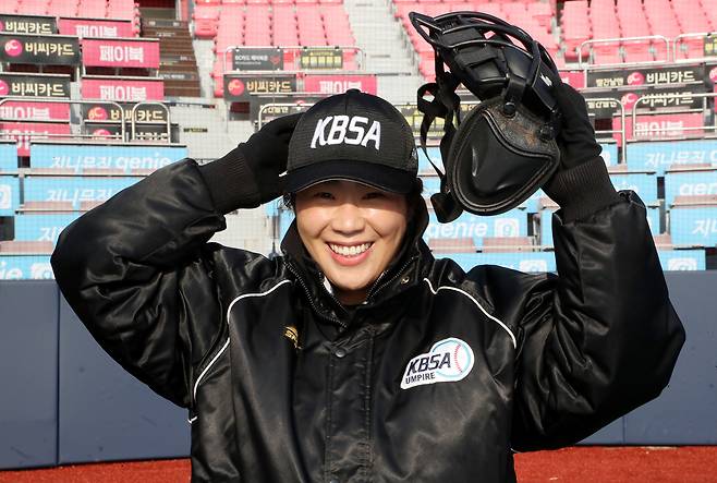 김민서 심판이 2021년 스포츠경향과의 인터뷰에 앞서 장비를 갖추고 포즈를 취하고 있다. 박민규 선임기자