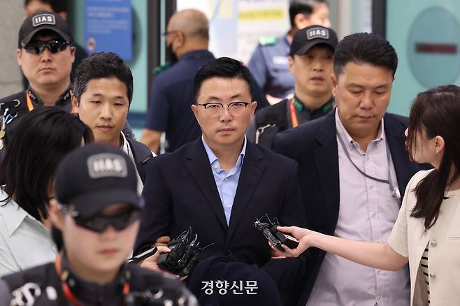김건희 여사 일가의 집사로 알려진 김예성씨가 12일 인천공항을 통해 입국한 뒤 김 여사를 수사하는 민중기 특검팀에 체포돼 이동하고 있다. 문재원 기자
