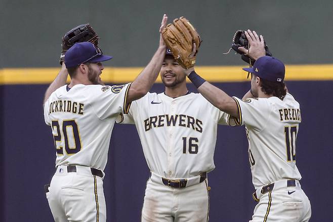 13연승 가자 미국프로야구 메이저리그 밀워키의 브랜든 로크리지, 블레이크 퍼킨스, 살 프렐릭(왼쪽부터)이 14일 피츠버그전에서 승리해 12연승을 달성한 뒤 기뻐하고 있다. 밀워키 | AP연합뉴스