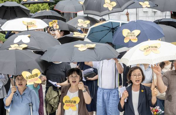 13일 부산 동구 정발장군 동상 앞에서 ‘소녀상을 지키는 부산시민행동’ 주최로 수요집회가 열리고 있다. 이원준 기자 windstorm@kookje.co.kr