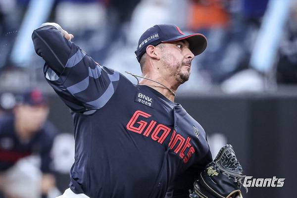 후반기 롯데에 합류한 새 외국인 투수 벨라스케즈가 기로에 섰다. 벨라스케즈 활약 여부에 롯데의 가을 야구가 달렸다.  롯데 자이언츠 제공