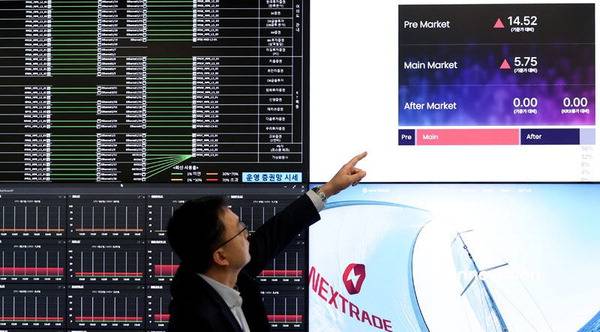 대체거래소 넥스트레이드(NXT)가 출범 6개월 만에 한국거래소 거래대금의 절반 수준을 넘어서 한국거래소의 입지가 흔들릴 것이라는 우려가 나오고 있다. 사진은 서울 영등포구 여의도 넥스트레이드에서 직원이 시세판을 가리키는 모습.  넥스트레이드 제공