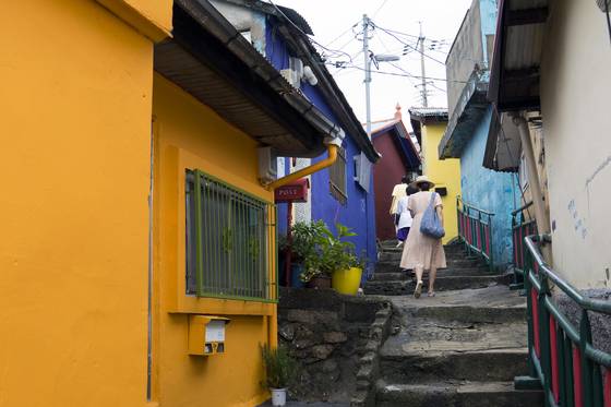 Seosan-dong Mural Village in Mokpo, South Jeolla, is the setting of a chase scene in “Low Life.” [DISNEY+]