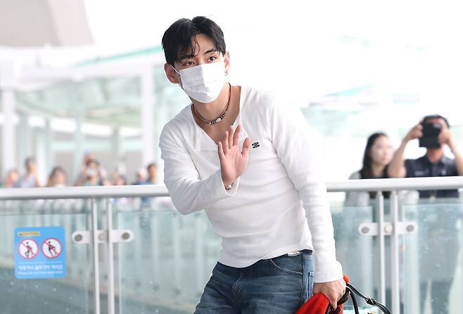 BTS member V arrives at Incheon International Airport to leave the country for overseas schedule on July 4. [NEWS1]