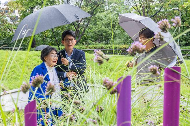 김병민 서울시 정무부시장이 13일 이용수 할머니와 함께 지난 7월 재조성된 ‘기억의 터’를 둘러보고 있다. 서울시 제공 &nbsp;