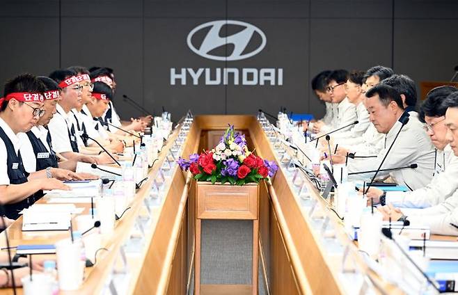 현대자동차 노사가 지난 6월 울산공장에서 '2025년 임금 및 단체협약(임단협)'을 위한 상견례를 하고 있다.&nbsp;