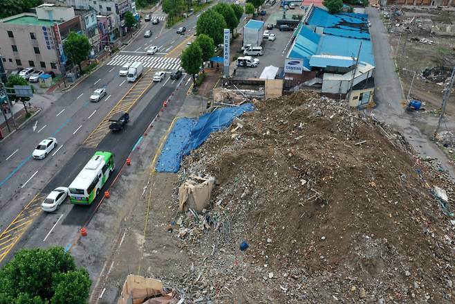 지난 2021년 광주 학동 재개발지역 철거건물 붕괴 사고 현장 앞 도로를 버스가 지나고 있다. 연합뉴스