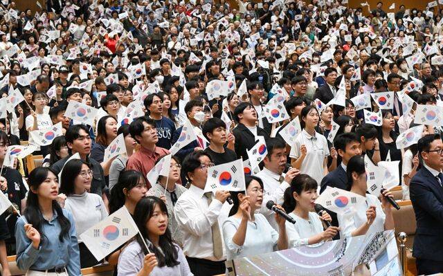 한국교회총연합이 주최한 ‘한국기독교 140주년, 대한민국 광복 80주년 한국교회 기념 예배’ 참석자들이 13일 서울 구로구 연세중앙교회에서 태극기를 손에 들고 만세삼창하고 있다. 신석현 포토그래퍼