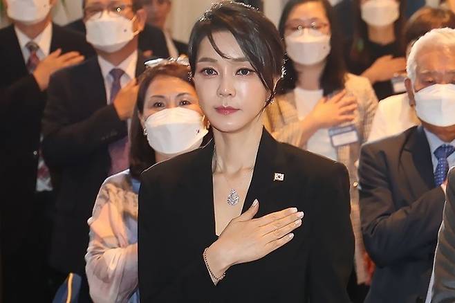 2022년 6월 스페인 동포 만찬간담회에서 참석한 김건희 여사. 반클리프 아펠의 '스노우플레이크 펜던트'를 착용하고 있다. 연합뉴스.