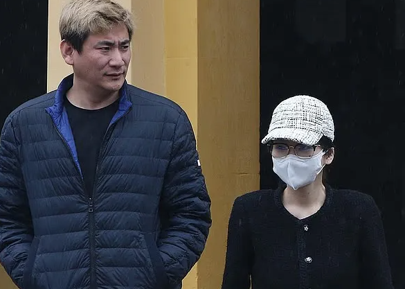 시드니의 한 경찰서에 출두하는 중국계 여성 양란란과 경호원. 데일리메일 캡처