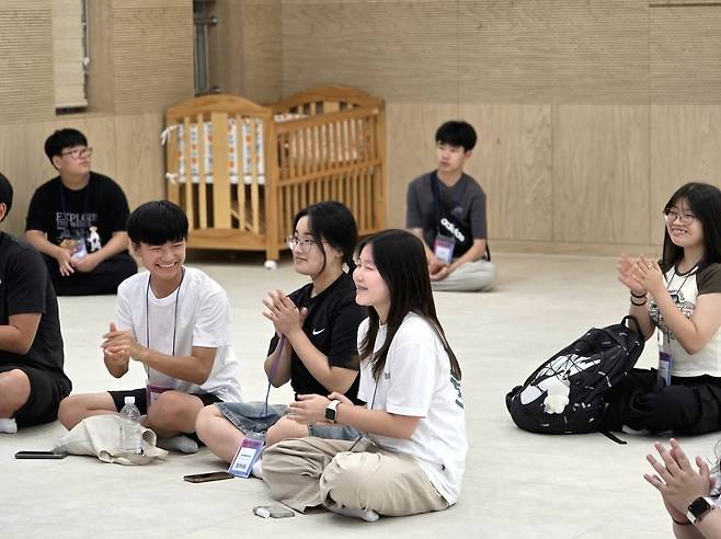 연합캠프 참가자들이 14일 전남 목포 사랑의교회에서 전공강의를 들으며 강사의 물음에 호응하고 있다.