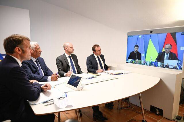 에마뉘엘 마크롱(맨 왼쪽) 프랑스 대통령이 젤렌스키, 프리드리히 메르츠(맨 오른쪽) 독일 총리와 화상회의를 하는 모습. EPA연합뉴스