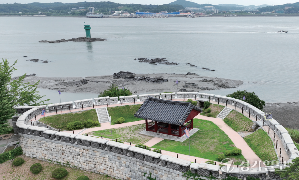 인천 강화해협의 수비요새 돈대가 주민과 관광객의 외면을 받아 대책이 필요하다는 목소리가 나오고 있다. 사진은 11일 강화도 초지대교 인근에 위치한 초지돈대가 찾는 사람이 없어 한산한 모습을 보이고 있다. 조병석기자