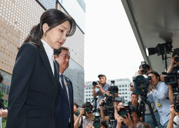 ▲김건희 여사가 지난 6일 특검에 출석하고 있다. ⓒ연합뉴스
