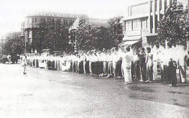 도쿄 스루가다이호텔 앞에서 거행된 재일학도의용군 1진 출정식 당시 모습. [사진 출처 = 재일학도의용군 나라사랑기념관 홈페이지]