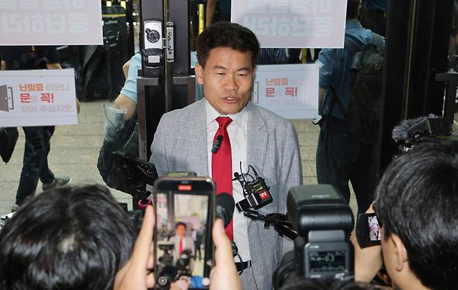 국민의힘 전당대회 합동연설회를 방해해 당 윤리위원회에 회부된 한국사 강사 전한길씨가 14일 서울 여의도 중앙당사에서 열린 윤리위에 유튜브 라이브 방송을 하며 출석하고 있다. [사진 출처 = 공동취재단, 연합뉴스]