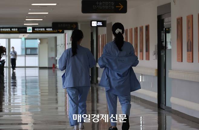 전공의 하반기 모집이 시작된 가운데, 사직전공의 1098명이 실질적인 의료 대책을 마련하라는 성명문을 발표했다. 사진은 한 대학병원 내의 의료진. [사진=한주형 기자]