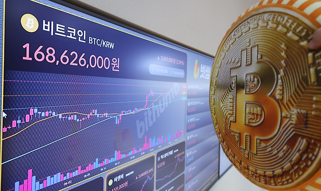14일 비트코인이 신고가를 갱신한 가운데 강남 빗썸라운지에 시세가 표기돼 있다. [이승환 기자]