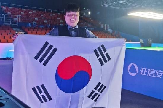 경기장에서 태극기를 들고. (사진=대한당구연맹)