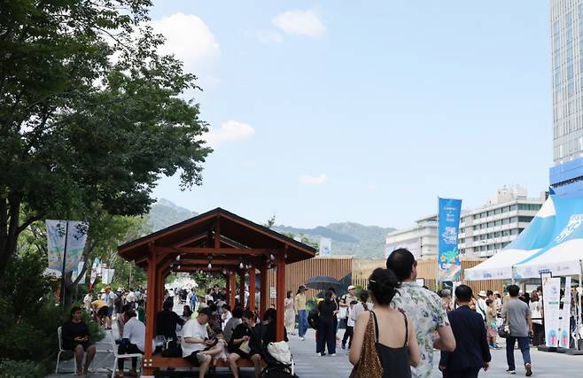 시민들이 10일 서울 종로구 광화문 광장 분수대 주변 그늘에서 더위를 이기며 휴식을 취하고 있다. /사진=뉴시스.