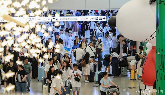 광복절 연휴를 하루 앞둔 14일 오전 제주국제공항 1층 도착장이 이용객들의 발걸음으로 붐비고 있다.   제주관광협회에 따르면 이날부터 17일까지 연휴 기간 제주 입도 관광객이 17만6000여명에 이를 것으로 예상된다./사진= 뉴시스