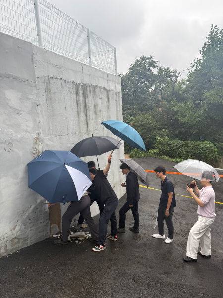 GH와 수원시 관계자들이 균열이 발생한 옹벽을 점검하고 있다./사진제공=GH