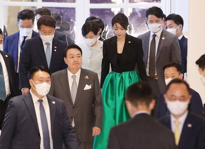 [서울=뉴시스] 전신 기자 = 김건희 특별검사팀은 서희건설이 김건희 여사가 지난 2022년 6월 해외 순방 당시 착용했다가 재산 신고 누락 논란이 불거졌던 '반 클리프 앤 아펠' 목걸이를 직접 구매해 김 여사에게 전달했다는 자수서를 받았다고 12일 밝혔다.  사진은 지난 2022년 6월 29일(현지시간) 스페인 동포 초청 만찬간담회에 참석한 김 여사. 2025.08.12. photo1006@newsis.com /사진=전신