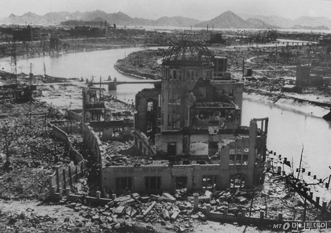 (히로시마 AFP=뉴스1) 일본 히로시마 원자폭탄 투하 후 산업진흥관의 잔해. 이 건물은 이후 기념물로 보존됐다. 미국은 1945년 8월6일 히로시마에 핵폭탄을 투하해 약 14만명이 희생됐다. 이어 8월9일 나가사키에도 폭탄이 투하돼 약 7만4000명이 숨졌다. 사진은 1945년 9월 촬영된 것. 1945.9.  ⓒ AFP=뉴스1  Copyright (C) 뉴스1. All rights reserved. 무단 전재 및 재배포,  AI학습 이용 금지