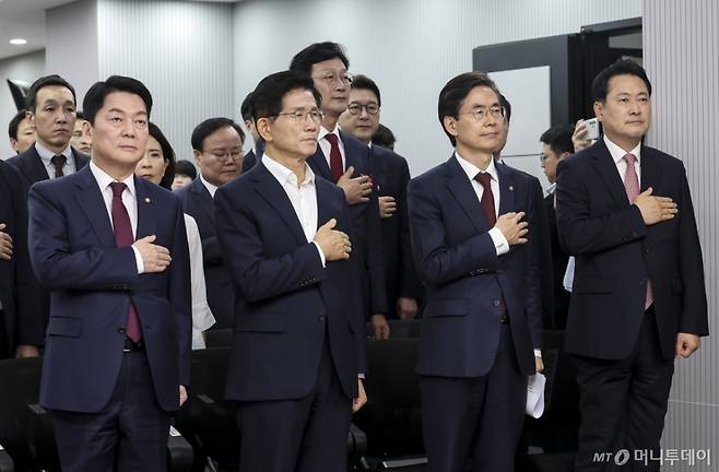 [서울=뉴시스] 국회사진기자단 = 국민의힘 안철수(왼쪽부터), 김문수, 조경태, 장동혁 당대표 후보들이 14일 오후 서울 여의도 국민의힘 중앙당사에서 열린 제6차 전당대회 수도권·강원·제주 합동연설회에서 국민의례를 하고 있다. 2025.08.14. photo@newsis.com /사진=