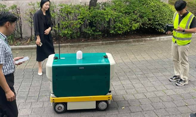 수원시 관계자들이 현장 점검에서 지능형 로봇 '로바'를 시연하는 모습. /사진제공=수원시