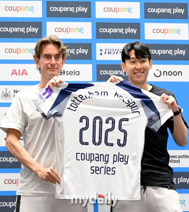 2025년 8월 2일 오전 서울 여의도 IFC에서 '2025 쿠팡플레이 시리즈, 토트넘 홋스퍼 FC 기자회견'이 열렸다.토트넘 손흥민이 이적을 발표한 뒤 토마스 프랭크 감독과 사진촬영을 하고 있다.