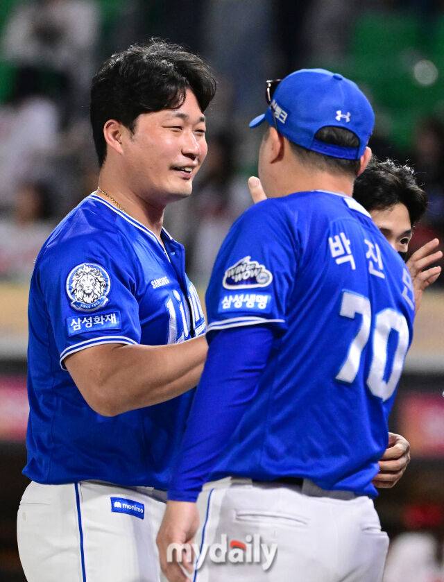 2025년 8월 7일 오후 인천 SSG랜더스필드에서 열린 '2025 신한 SOL뱅크 KBO 리그' 삼성 라이온즈와 SSG랜더스의 경기삼성 오승환과 박진만 감독이 6-1로 승리한 뒤 기뻐하고 있다./마이데일리