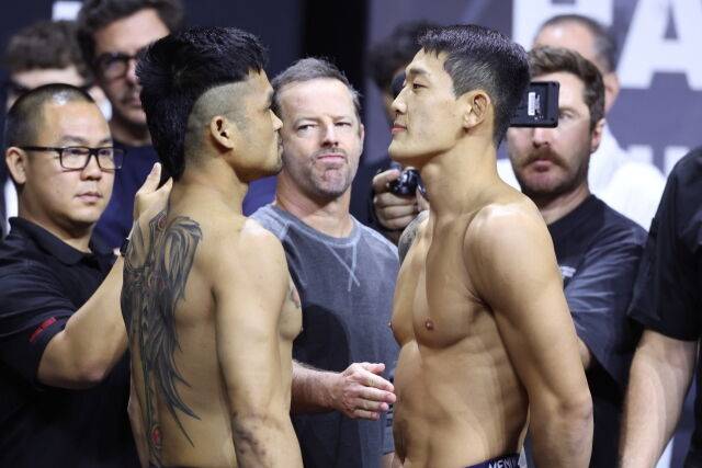 유주상(오른쪽)이 사라기와 페이스오프를 벌이고 있다. /UFC 제공