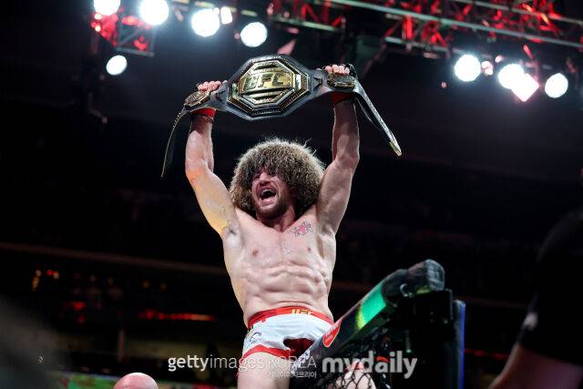 메랍이 UFC 316에서 오말리를 꺾은 후 UFC 밴텀급 챔피언 벨트를 들고 환호하고 있다. /게티이미지코리아