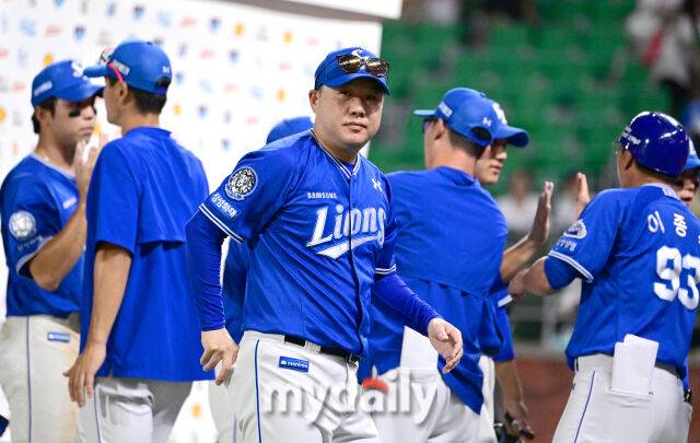 2025년 8월 7일 오후 인천 SSG랜더스필드에서 열린 '2025 신한 SOL뱅크 KBO 리그' 삼성 라이온즈와 SSG랜더스의 경기 삼성 박진만 감독이 6-1로 승리한 뒤 기뻐하고 있다./마이데일리