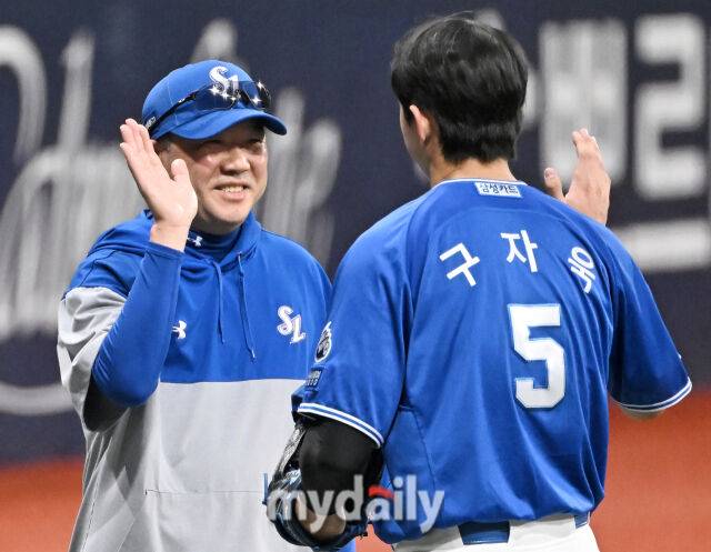 22일 오후 서울 고척돔 고척스카이돔에서 진행된 '2025 프로야구 KBO리그' 키움히어로즈와 삼성라이온즈의 경기. 삼성 박진만 감독과 구자욱이 2-0으로 승리한 뒤 환호하고 있다./마이데일리