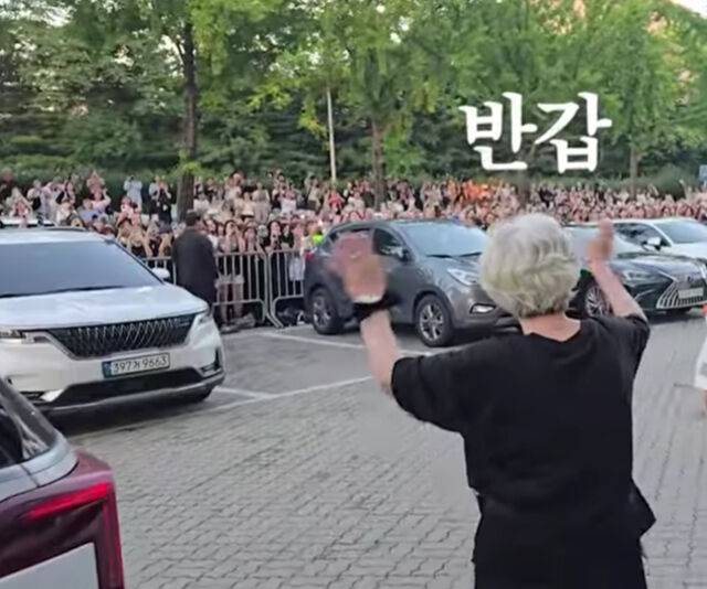 김영옥이 퇴근길에 마주친 몬스타엑스 팬들을 보고 환한 미소를 지었다. / 유튜브 '김영옥'