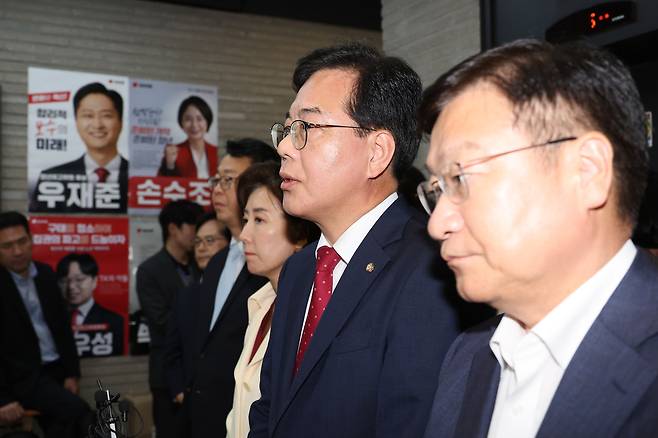 송언석 국민의힘 비상대책위원장 겸 원내대표가 13일 서울 여의도 국민의힘 당사에서 당사 압수수색과 관련해 입장을 밝히고 있다. [연합]