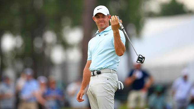 로리 매킬로이가 PGA투어 첫 상금으로 산 선물은 “다이아몬드가 박힌 시계”라고 밝혔다.  [사진=PGA투어]