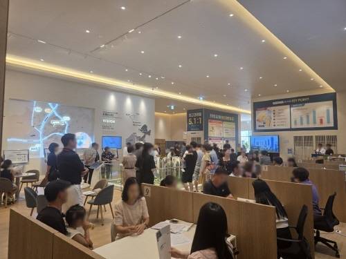 평택 브레인시티 한신더휴 견본주택에서 상담 받는 방문객들 (출처: 한신공영)