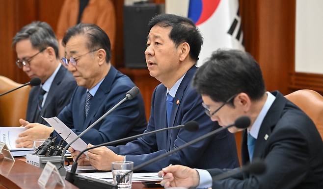 구윤철(오른쪽 두 번째) 경제부총리 겸 기획재정부 장관이 14일 오전 서울 종로구 정부서울청사에서 열린 경제관계장관회의에서 모두발언을 하고 있다. 임세준 기자