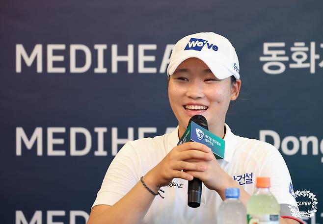 김민솔이 KLPGA 투어 메디힐·한국일보 챔피언십 1라운드에서 단독선두에 오른 후 기자회견에서 밝은 표정으로 질문에 답하고 있다.  [KLPGA 제공]