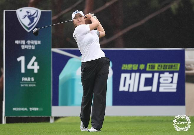 김민솔이 14일 경기도 포천시 몽베르 컨트리클럽에서 열린 KLPGA 투어 메디힐·한국일보 챔피언십 1라운드에서 14번홀 티샷을 하고 있다. [KLPGA 제공]