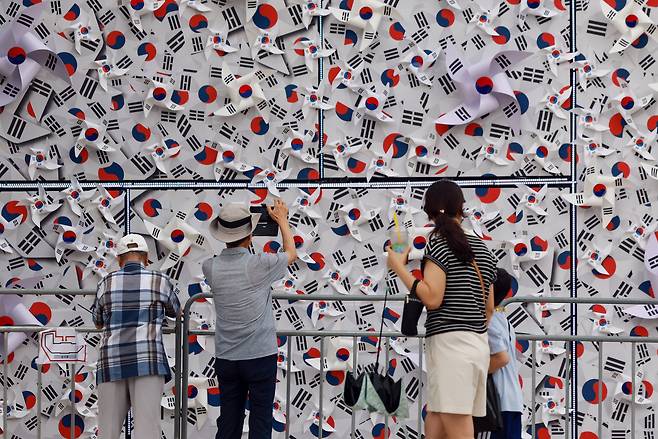 80주년 광복절을 일주일 앞둔 지난 8일 서울 중구 서울도서관 앞에 마련된 태극기 언덕에서 시민들이 모여  촬영을 하고 있다. [연합]