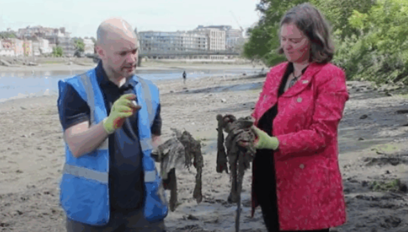 섬처럼 쌓인 일회용 물티슈들 [출처 영국 플뢰어 앤더슨 의원 SNS]